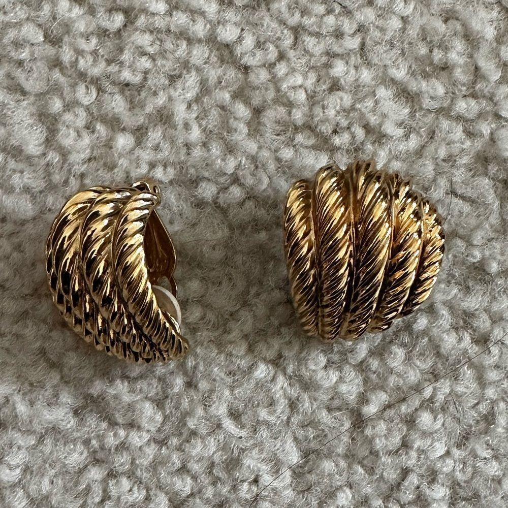Vintage St. John Clip On Earrings ~Large, Round, Gold Tone EUC